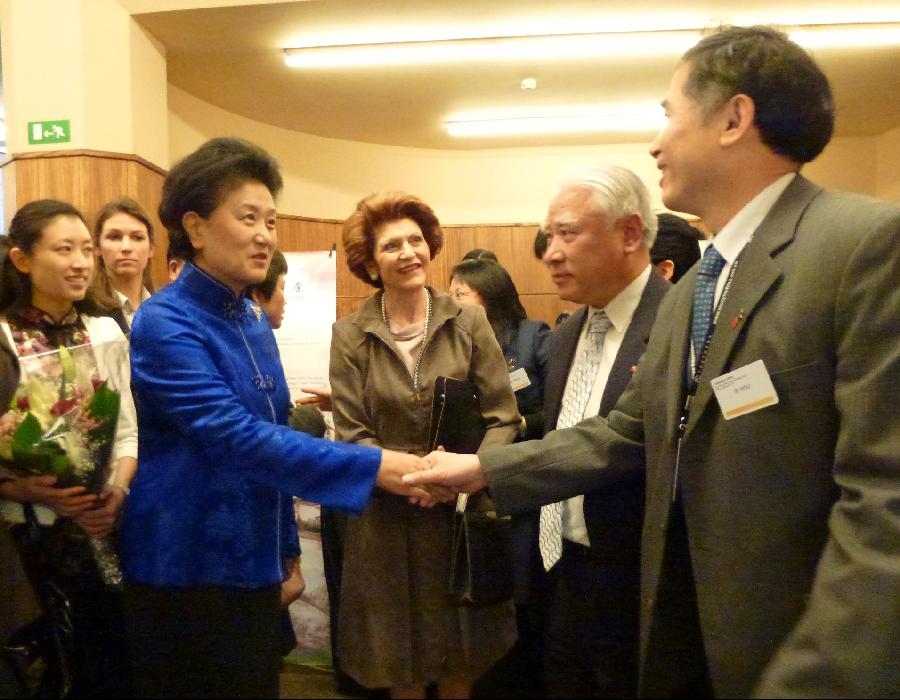 2012年中欧大学合作高峰论坛，刘延东参观我校展位.JPG