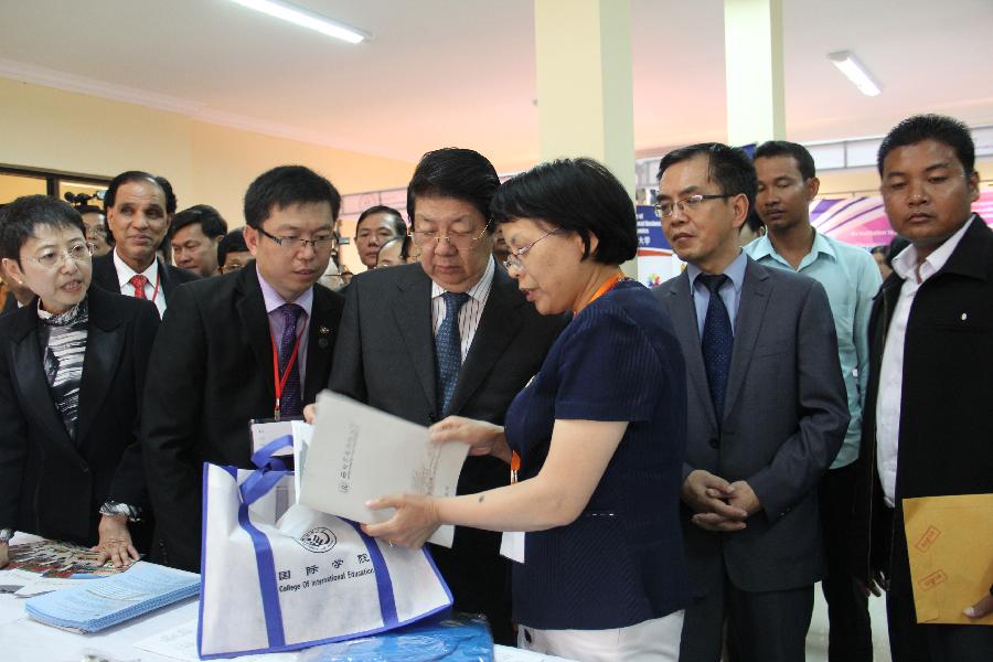 2014年留学中国教育展，柬埔寨副总理索安参观我校展位.jpg