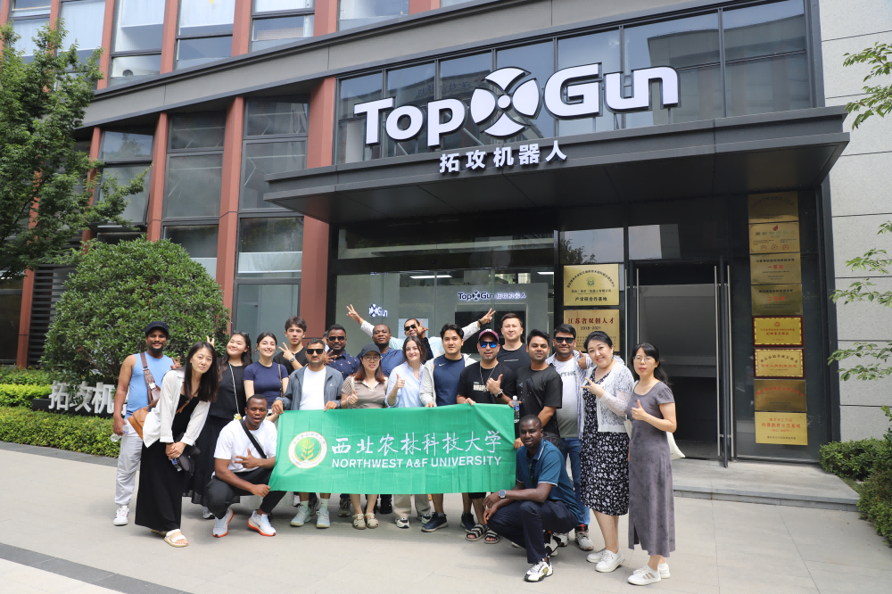 图2：留学生在攻拓（南京）机器人有限公司前合影(1).png
