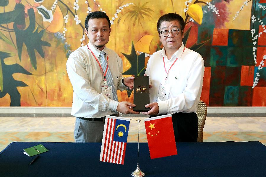 复件 吴校长与马来西亚签署协议.JPG